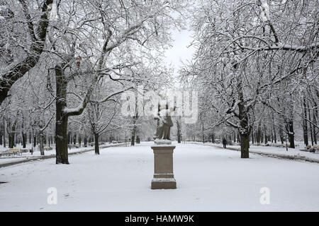 Warschau, Polen. 2. Dezember 2016. Polen Wetter: Schnee und Wolken bei eisigen Temperaturen in Warschau Stadt am 2. Dezember 2016 in Warschau, Polen. Bildnachweis: Madeleine Ratz/Alamy Live-Nachrichten Stockfoto