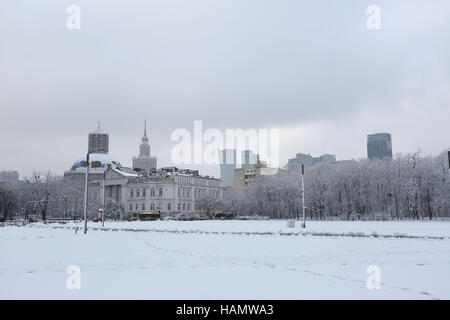 Warschau, Polen. 2. Dezember 2016. Polen Wetter: Schnee und Wolken bei eisigen Temperaturen in Warschau Stadt am 2. Dezember 2016 in Warschau, Polen. Bildnachweis: Madeleine Ratz/Alamy Live-Nachrichten Stockfoto