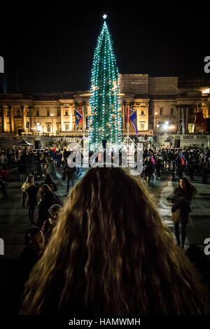 London, UK. 1. Dezember 2016. Jährliche traditionelle Aufleuchten des Trafalgar Square Christmas Tree Credit: Guy Corbishley/Alamy Live News Stockfoto