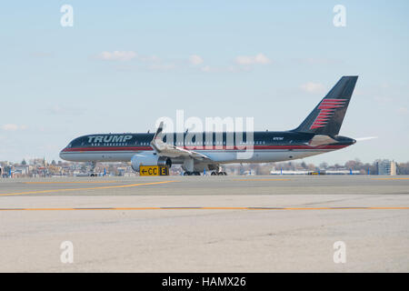 New York, uns. 1. Dezember 2016. Gewählter Präsident Trump Privatflugzeug Taxis auf dem Rollfeld in Laguardia Airport als Herr Trump fährt für eine Reihe von besuchen in Indianapolis und Cincinnati, New York, NY, USA am 1. Dezember 2016. Bildnachweis: Albin Lohr-Jones/Pool über CNP - NO-Draht-SERVICE - Foto: Albin Lohr-Jones/Consolidated/Dpa/Alamy Live News Stockfoto