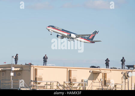 New York, uns. 1. Dezember 2016. Präsident elect Trump Privatflugzeug steigt in die Luft am Flughafen Laguardia als schwerbewaffnete Secret Service Agenten Uhr vom Dach eines Gebäudes in der Nähe der Landebahn in New York, NY, USA am 1. Dezember 2016. Bildnachweis: Albin Lohr-Jones/Pool über CNP - NO-Draht-SERVICE - Foto: Albin Lohr-Jones/Consolidated/Dpa/Alamy Live News Stockfoto