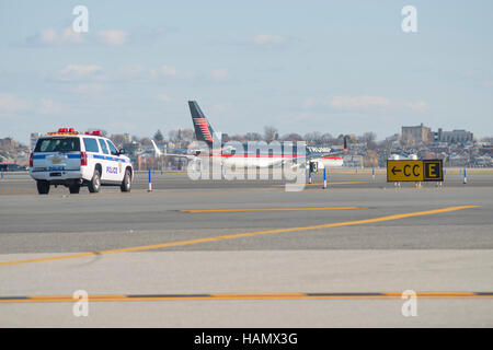 New York, uns. 1. Dezember 2016. Gewählter Präsident Trump Privatflugzeug Taxis auf dem Rollfeld in Laguardia Airport als Herr Trump fährt für eine Reihe von besuchen in Indianapolis und Cincinnati, New York, NY, USA am 1. Dezember 2016. Bildnachweis: Albin Lohr-Jones/Pool über CNP - NO-Draht-SERVICE - Foto: Albin Lohr-Jones/Consolidated/Dpa/Alamy Live News Stockfoto