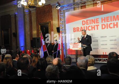 Wien, Österreich. 2. Dezember 2016. Österreichischen Präsidentschaftskandidaten, der Freiheitlichen Partei Norbert Hofer, hält eine Rede auf seine letzte Kampagne Rallye vor dem Land Präsidentschaftswahlen am Wiener Börse in Wien, Österreich, am 2. Dezember 2016. Österreichischen Grünen unterstützten unabhängiger Kandidat Alexander Van der Bellen und die FPÖ Norbert Hofer besuchte ihre dritte und letzte TV-Debatte Donnerstag Abend vor einer Wiederholung der Präsidentschaftswahlen des Landes am Sonntag. Bildnachweis: Liu Xiang/Xinhua/Alamy Live-Nachrichten Stockfoto