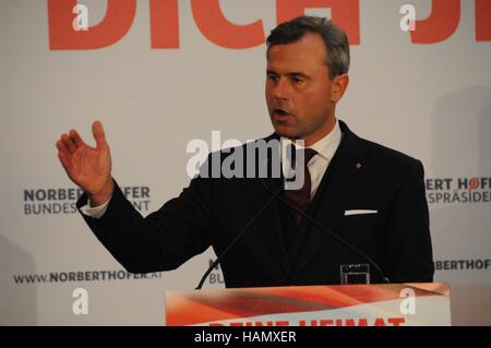 Wien, Österreich. 2. Dezember 2016. Österreichischen Präsidentschaftskandidaten, der Freiheitlichen Partei Norbert Hofer, hält eine Rede auf seine letzte Kampagne Rallye vor dem Land Präsidentschaftswahlen am Wiener Börse in Wien, Österreich, am 2. Dezember 2016. Österreichischen Grünen unterstützten unabhängiger Kandidat Alexander Van der Bellen und die FPÖ Norbert Hofer besuchte ihre dritte und letzte TV-Debatte Donnerstag Abend vor einer Wiederholung der Präsidentschaftswahlen des Landes am Sonntag. Bildnachweis: Liu Xiang/Xinhua/Alamy Live-Nachrichten Stockfoto