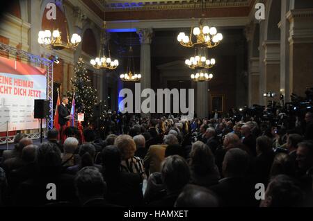 Wien, Österreich. 2. Dezember 2016. Österreichischen Präsidentschaftskandidaten, der Freiheitlichen Partei Norbert Hofer, hält eine Rede auf seine letzte Kampagne Rallye vor dem Land Präsidentschaftswahlen am Wiener Börse in Wien, Österreich, am 2. Dezember 2016. Österreichischen Grünen unterstützten unabhängiger Kandidat Alexander Van der Bellen und die FPÖ Norbert Hofer besuchte ihre dritte und letzte TV-Debatte Donnerstag Abend vor einer Wiederholung der Präsidentschaftswahlen des Landes am Sonntag. Bildnachweis: Liu Xiang/Xinhua/Alamy Live-Nachrichten Stockfoto