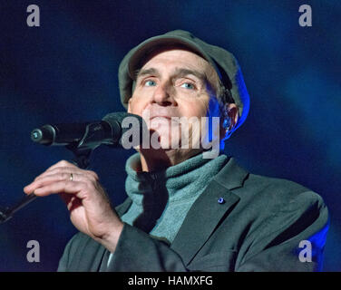 Washington DC, USA. 1. Dezember 2016. US-amerikanischer Singer-Songwriter und Gitarrist James Taylor führt auf die nationalen Weihnachtsbaum-Beleuchtung auf der Ellipse in Washington, DC am Donnerstag, 1. Dezember 2016. Taylor erhält eine 2016 Kennedy Center Honors kommendes Wochenende. Bildnachweis: Ron Sachs/Pool über CNP MediaPunch Credit: MediaPunch Inc/Alamy Live-Nachrichten Stockfoto