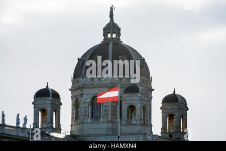 Wien, Österreich. 2. Dezember 2016. Die Nationalflagge ist vor dem Museum of Fine Arts in Wien, Österreich, 2. Dezember 2016 gehisst. Der neue Bundespräsident von Österreich wird am 4. Dezember 2016 gewählt. Foto: Daniel Reinhardt/Dpa/Alamy Live News Stockfoto