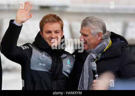 Wien, Österreich. 2. Dezember 2016. 2016-Formel-1-Weltmeister Nico Rosberg Wellen an seine Fans. Die 2016 Formel One World Champion Nico Rosberg hatte einen kurzen Auftritt in Wien vor seinen Fans am Wiener Heldenplatz vor der Pressekonferenz, wo kündigte er seinen Rücktritt aus der Formel1. Bildnachweis: Michael Debets/Alamy Live-Nachrichten Stockfoto