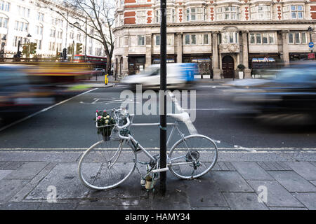 London, UK. 2. Dezember 2016. Ghost Fahrrad am Straßenrand Denkmal auf Oxford Straße Neukredite: Guy Corbishley/Alamy Live News Stockfoto