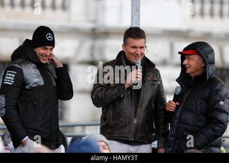 Wien, Österreich. 2. Dezember 2016. Toto Wolff (links) einer der Besitzer der Mercedes AMG Petronas Formel eins Team und Niki Lauda (rechts), ehemalige Schadensverminderung One World Champion, Adresse Formel Eins Fans. Die 2016 Formel One World Champion Nico Rosberg hatte einen kurzen Auftritt in Wien vor seinen Fans am Wiener Heldenplatz vor der Pressekonferenz, wo kündigte er seinen Rücktritt aus der Formel1. Bildnachweis: Michael Debets/Alamy Live-Nachrichten Stockfoto