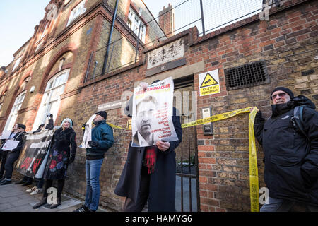 London, UK. 30. November 2016. Antikapitalistische Gruppe Klassenkampf und anderen Demonstranten außerhalb des Londoner Büros von Zaha Hadid Architects in London gegen ihren Regisseur Patrik Schumacher Berlin Vortrag über die London Housing Krise er die Beseitigung aller Formen des sozialen Wohnungsbaus und der Privatisierung der alle öffentlichen Raum in der Stadt schlug. © Guy Corbishley/Alamy Live-Nachrichten Stockfoto