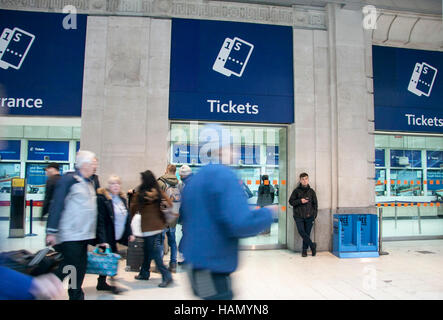 London, UK. 2. Dezember 2016. Waterloo Station.The Bahnindustrie ist kritisiert worden, nachdem Zugtarife in Großbritannien zu steigen um durchschnittlich 2,3 % aus 2. Januar 2017 fällig sind. Die Erhöhung deckt beide regulierten Tarife, einschließlich Dauerkarten und nicht regulierten Tarife, z. B. Off-Peak Freizeit Tickets. Stockfoto