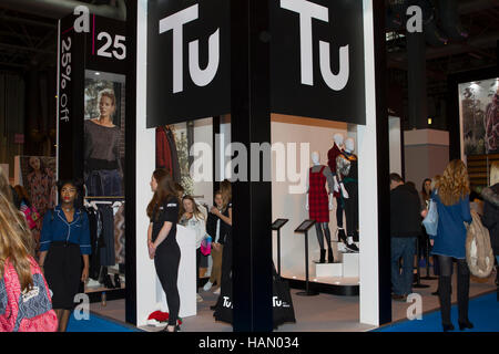 Birmingham, Vereinigtes Königreich. 2. Dezember 2016. TU-Stand auf der Kleidung zeigen 2016 im NEC in Birmingham nach Liverpool nächstes Jahr Kredit bewegt: Keith Larby/Alamy Live News Stockfoto