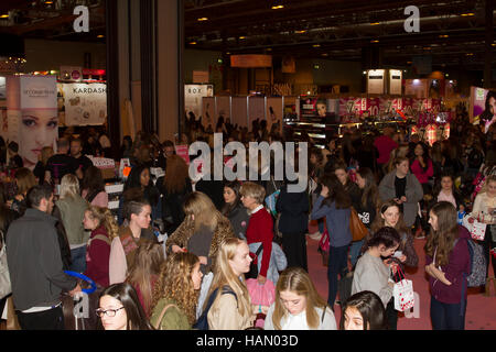 Birmingham, Vereinigtes Königreich. 2. Dezember 2016. Massen besuchen die Kleidung zeigen 2016 im NEC in Birmingham nach Liverpool nächstes Jahr Kredit bewegt: Keith Larby/Alamy Live News Stockfoto