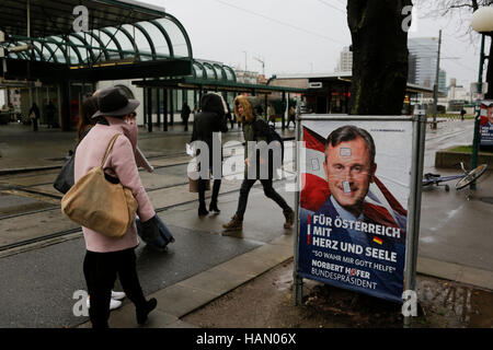 Wien, Österreich. 2. Dezember 2016. Zwei Frauen vorbeigehen im ein Wahlplakat Norbert Hofer. Nach fast einjähriger Werbetätigkeit für den österreichischen Präsidentschaftswahlen der Wahlkampf in geht ist es die letzten zwei Tage. Bildnachweis: Michael Debets/Alamy Live-Nachrichten Stockfoto