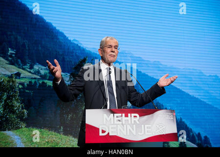 Wien, Österreich. 2. Dezember 2016. Präsidentschaftskandidat Alexander Van der Bellen spricht beim Finale der Wahlkampf in Wien, Österreich, 2. Dezember 2016. Auf der 4. Dezember 2016 wird ein neuer Bundespräsident gewählt werden. Foto: Daniel Reinhardt/Dpa/Alamy Live News Stockfoto