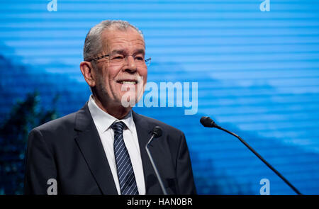 Wien, Österreich. 2. Dezember 2016. Präsidentschaftskandidat Alexander Van der Bellen spricht beim Finale der Wahlkampf in Wien, Österreich, 2. Dezember 2016. Auf der 4. Dezember 2016 wird ein neuer Bundespräsident gewählt werden. Foto: Daniel Reinhardt/Dpa/Alamy Live News Stockfoto