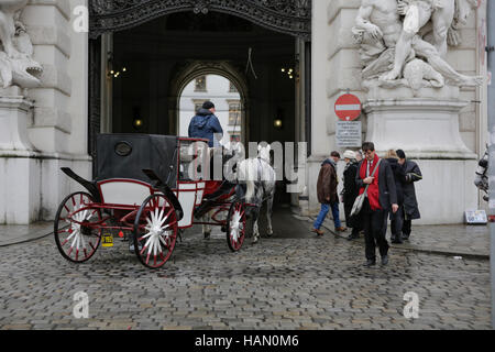 Wien, Österreich. 2. Dezember 2016. Ein Fiacre fährt in der Hofburg. Das Leben in Wien setzt sich in normaler Gangart im Advent, zwei Tage vor der Wiederholung der österreichischen Präsidentschaftswahl. Bildnachweis: Michael Debets/Alamy Live-Nachrichten Stockfoto