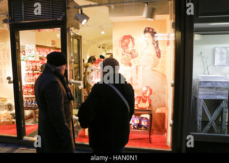 Wien, Österreich. 2. Dezember 2016. Menschen betrachten das Fenster von der Confiserie Heindl in Wien. Das Leben in Wien setzt sich in normaler Gangart im Advent, zwei Tage vor der Wiederholung der österreichischen Präsidentschaftswahl. Bildnachweis: Michael Debets/Alamy Live-Nachrichten Stockfoto