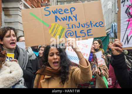 London, UK. 2. Dezember 2016. Menschen Parolen schreien und halten Plakate an den Protest des Reinigers Union der United Stimmen der Welt, LSE-Studenten und einige Mitarbeiter an der LSE. Der Protest forderten die Wiedereinstellung der entlassenen sauberer Alba Pasimo, London existenzsichernden Lohn, bessere Verwaltung mit erreichbaren Arbeitslasten und gleichen Beschäftigungsbedingungen einschließlich Krankengeld, Renten und bezahlten Urlaub vom Auftragnehmer Noonan als diejenigen der gleichwertige Klasse beschäftigten Arbeitnehmer direkt von der LSE. Bildnachweis: Peter Marshall/Alamy Live-Nachrichten Stockfoto