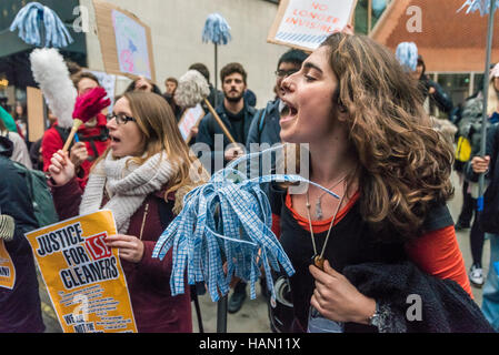 London, UK. 2. Dezember 2016. Menschen Parolen schreien und Plakate hochhalten und mops auf den Protest von Cleaners Union der United Stimmen der Welt, LSE-Studenten und einige Mitarbeiter an der LSE. Der Protest forderten die Wiedereinstellung der entlassenen sauberer Alba Pasimo, London existenzsichernden Lohn, bessere Verwaltung mit erreichbaren Arbeitslasten und gleichen Beschäftigungsbedingungen einschließlich Krankengeld, Renten und bezahlten Urlaub vom Auftragnehmer Noonan als diejenigen der gleichwertige Klasse beschäftigten Arbeitnehmer direkt von der LSE. Bildnachweis: Peter Marshall/Alamy Live-Nachrichten Stockfoto