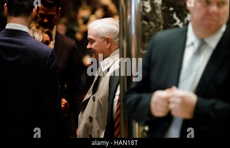 New York, New York, USA. 2. Dezember 2016. Former United States Secretary of Defense Robert Gates (C) tritt einen Aufzug in die Lobby des Trump Tower in New York, New York, USA, 2. Dezember 2016. Bildnachweis: Justin Lane/Pool über CNP MediaPunch Credit: MediaPunch Inc/Alamy Live-Nachrichten Stockfoto