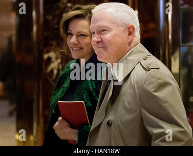 New York, New York, USA. 2. Dezember 2016. Former Defense United States Secretary of Defense Robert Gates (R) geht mit k.t. McFarland (L), gewählter Präsident Donald Trump stellvertretender nationaler Sicherheitsberater, durch die Lobby des Trump Tower in New York, New York, USA, 2. Dezember 2016. Bildnachweis: Justin Lane/Pool über CNP MediaPunch Credit: MediaPunch Inc/Alamy Live-Nachrichten Stockfoto