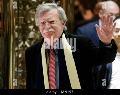 New York, New York, USA. 2. Dezember 2016. Ehemaliger Botschafter der Vereinigten Staaten in den Vereinten Nationen John Bolton "Wellenlinien" nach einem Treffen mit Präsident elect Donald Trump im Trump Tower in New York, New York, USA, 2. Dezember 2016. Bildnachweis: Justin Lane/Pool über CNP MediaPunch Credit: MediaPunch Inc/Alamy Live-Nachrichten Stockfoto