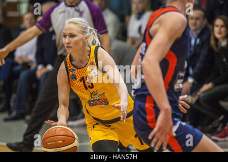 Gdynia, Polen. 3. Dezember 2016. Yekaterina Karnova #13 der Astana Tigers in Aktion während der östlichen europäischen Frauen Basketball League (EEWBL) Gruppe B Spiel zwischen Tiger Astana (Kasachstan) und Korb-Gdynia (Polen)-Teams. Bildnachweis: Michal Fludra/Alamy Live-Nachrichten Stockfoto