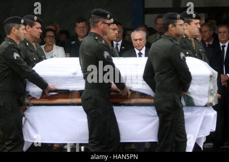 Chapeco, Brasilien. 3. Dezember 2016. Brasilianische Präsident Michel Temer (C, Rücken) erhält die Särge der verstorbenen Mitglieder der brasilianischen Fußball-Nationalmannschaft Chapecoense bei einem Flugzeugabsturz am Flughafen Chapeco in Chapeco in Brasilien am 3. Dezember 2016. Bildnachweis: Rahel Patras/Xinhua/Alamy Live-Nachrichten Stockfoto