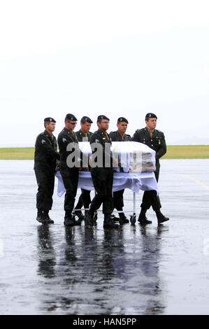 Chapeco, Brasilien. 3. Dezember 2016. Soldaten tragen den Sarg eines Mitglieds der brasilianischen Fußball-Nationalmannschaft Chapecoense starb bei einem Flugzeugabsturz am Flughafen Chapeco in Chapeco in Brasilien am 3. Dezember 2016. Bildnachweis: Rahel Patras/Xinhua/Alamy Live-Nachrichten Stockfoto