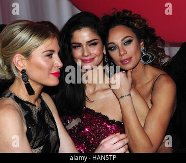 München, Deutschland. 2. Dezember 2016. Modelle (l-R) Hofit Golan, Shermine Shahrivar und Lilly Becker, Frau von Tennislegende Benjamin Becker, den Anlass der Mon Cheri Barbara Tag Gala-Veranstaltung im Postpalast in München, Deutschland, 02 Decemeber 2016 feiern. Süßwarenherstellers Mon Cheri initiiert eine Spendenaktion Kampagne rund um das "Barbara-Tag" (lt. Barbara Day) zur Unterstützung der Kinder-Charity-Organisation "Archemed - Ärzten Fuer Kinder in nicht e.v." (Archemed - Ärzte für Kinder in Not) Foto: Ursula Düren/Dpa Credit: Dpa picture-Alliance/Alamy Live News Stockfoto