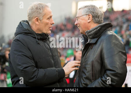 Leverkusen, Deutschland. 3. Dezember 2016. Freiburgs Trainer Christian Streich (l) vor dem Spiel Bundestag CDU Vertreter Wolfgang Bosbach am 13. Spieltag der deutschen Bundesliga zwischen Bayer Leverkusen und dem SC Freiburg in der BayArena in Leverkusen, Deutschland, 3. Dezember 2016 sprechen. (EMBARGO Bedingungen - Achtung: aufgrund der Akkreditierungsrichtlinien die DFL nur erlaubt die Veröffentlichung und Nutzung von bis zu 15 Bilder pro Spiel im Internet und in Online-Medien während des Spiels.) Foto: Marius Becker/Dpa/Alamy Live News Stockfoto