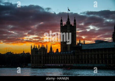 London, UK. 3. Dezember 2016. Die Houses of Parliament und Westminster-Palast sind Silhouette gegen einen bunten herbstlichen Sonnenuntergang Kredit: Amer Ghazzal/Alamy Live-Nachrichten Stockfoto