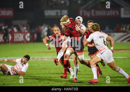 DUBAI, Vereinigte Arabische Emirate, 3. Dezember 2016. Wales und England in Aktion während der Bronze Medaille Final match bei der Dubai Rugby Sevens 2016-Turnier. Beat England Wales 38 bis 10 Credit: Feroz Khan/Alamy Live News Stockfoto