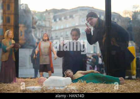 Trafalgar Square, London, UK. 3. Dezember 2016. Kinder und Erwachsenen befasst sich mit der Trafalgar Square Weihnachtskrippe entworfen von Tomoaki Suzuki mit der Anbetung der Heiligen drei Könige und Baby Jesus Credit: Dinendra Haria/Alamy Live News Stockfoto