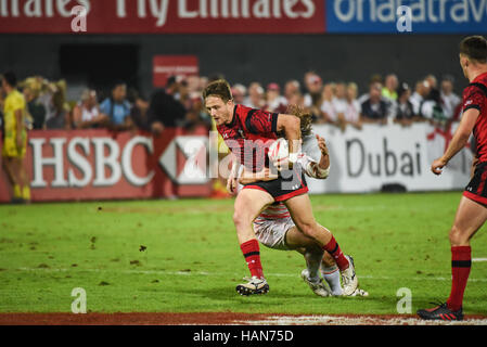 DUBAI, Vereinigte Arabische Emirate, 3. Dezember 2016. Wales und England in Aktion während der Bronze Medaille Final match bei der Dubai Rugby Sevens 2016-Turnier. Beat England Wales 38 bis 10 Credit: Feroz Khan/Alamy Live News Stockfoto