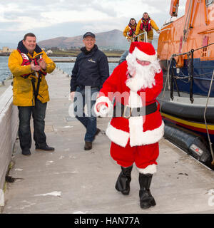 Santa Claus Ankunft in einer Kinder Party auf einem Rettungsboot. Valentia Island, County Kerry, Irland Stockfoto