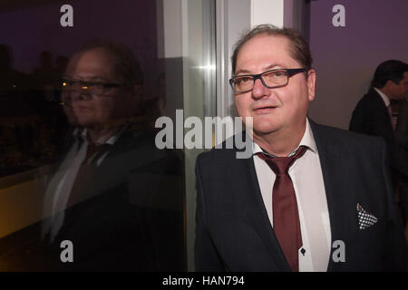 München, Deutschland. 2. Dezember 2016. Schauspieler Juergen Tarrach bei einer Mahlzeit die Weihnachten Advent veranstaltet von der deutsche Sender ARD in München, Deutschland, 2. Dezember 2016 zu feiern. Foto: Felix Hörhager/Dpa/Alamy Live News Stockfoto