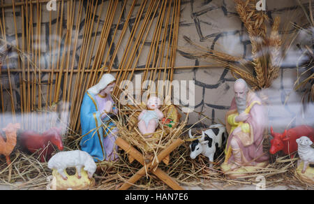 Weihnachts-Dekor Maria und Josef in der Nähe von dem Jesuskind in der Krippe Stockfoto