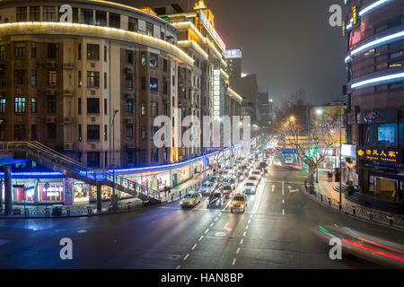 Huaihai Road bei Nacht Shanghai China Stockfoto