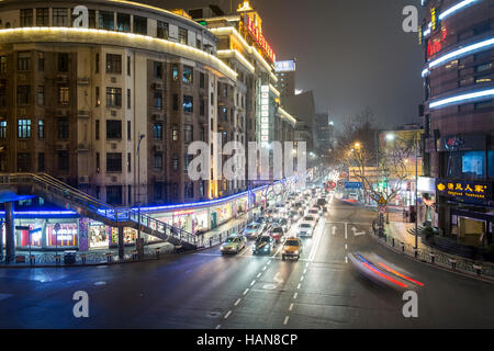 Huaihai Road bei Nacht Shanghai China Stockfoto