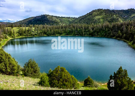 Ein kleiner See auf dem man Lehrpfad durch den Yellowstone National Park in Wyoming USA Stockfoto