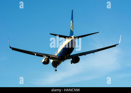 Ryanair Boeing 737-8AS nahenden Flughafen Birmingham, UK (EI-FIB) Stockfoto