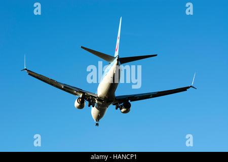 Thomson Boeing 737 - 8K 5 nähert sich Flughafen Birmingham, UK (G-TAWF) Stockfoto