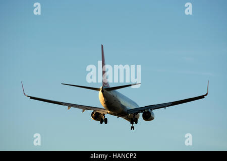 Türkische Airlines Boeing 737-9F2 nahenden Flughafen Birmingham, UK (TC-JYG) Stockfoto