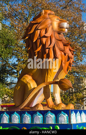 Weihnachten Fest des Lichts in Longleat zum 50-jährigen Jubiläum der Safari Park mit dem Thema der Beatrix Potter. Löwe mit mähne Feiern Stockfoto