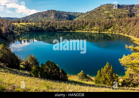 Ein kleiner See auf dem man Lehrpfad durch den Yellowstone National Park in Wyoming USA Stockfoto