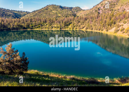 Ein kleiner See auf dem man Lehrpfad durch den Yellowstone National Park in Wyoming USA Stockfoto