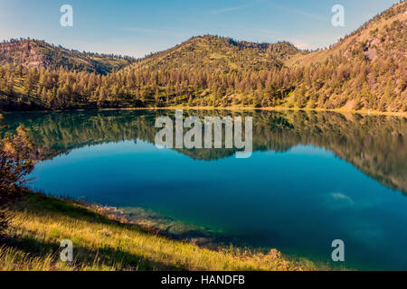 Ein kleiner See auf dem man Lehrpfad durch den Yellowstone National Park in Wyoming USA Stockfoto